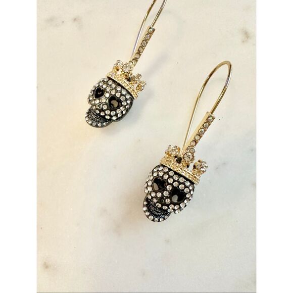 Gorgeous Halloween gold & gun metal color skull dangle earrings with crown - Picture 8 of 9
